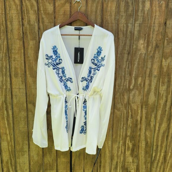 PrettyLittleThing NWT White Blue Embroidery Plunge Playsuit Romper  Womens Sz 10 - Picture 1 of 14